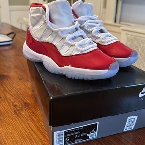 Air Jordan 11 retro red/white size 5Y